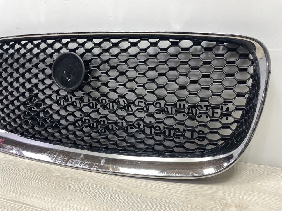Решетка радиатора  (без хрома) Jaguar F-Pace oem HK83018K28AA ( мал.трещ)