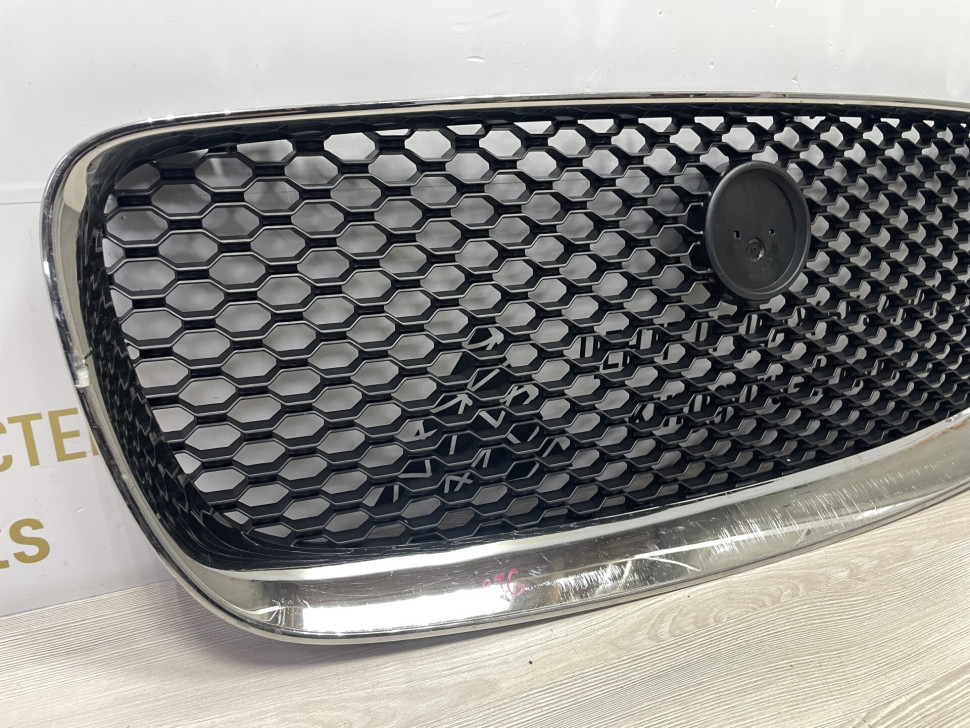 Решетка радиатора  (без хрома) Jaguar F-Pace oem HK83018K28AA ( мал.трещ)