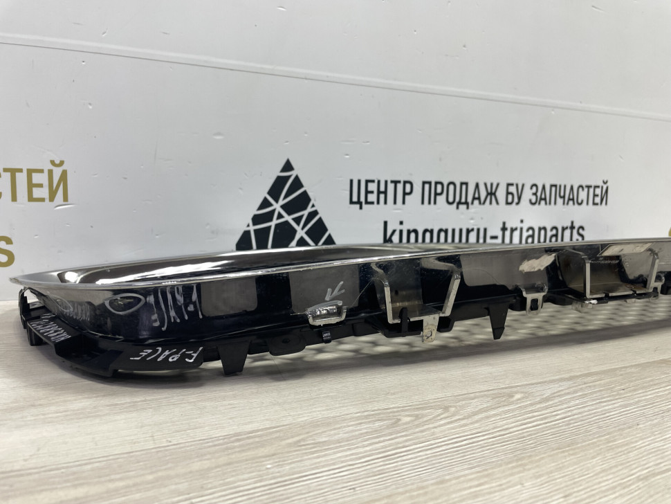Решетка радиатора  (без хрома) Jaguar F-Pace oem HK83018K28AA ( мал.трещ)