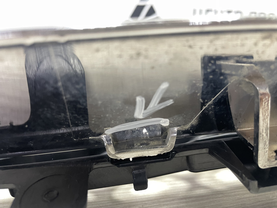 Решетка радиатора  (без хрома) Jaguar F-Pace oem HK83018K28AA ( мал.трещ)