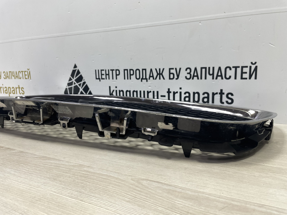 Решетка радиатора  (без хрома) Jaguar F-Pace oem HK83018K28AA ( мал.трещ)