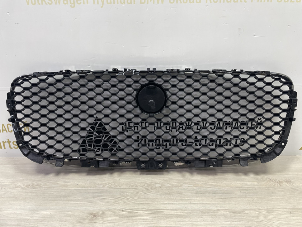 Решетка радиатора  (без хрома) Jaguar F-Pace oem HK83018K28AA ( мал.трещ)
