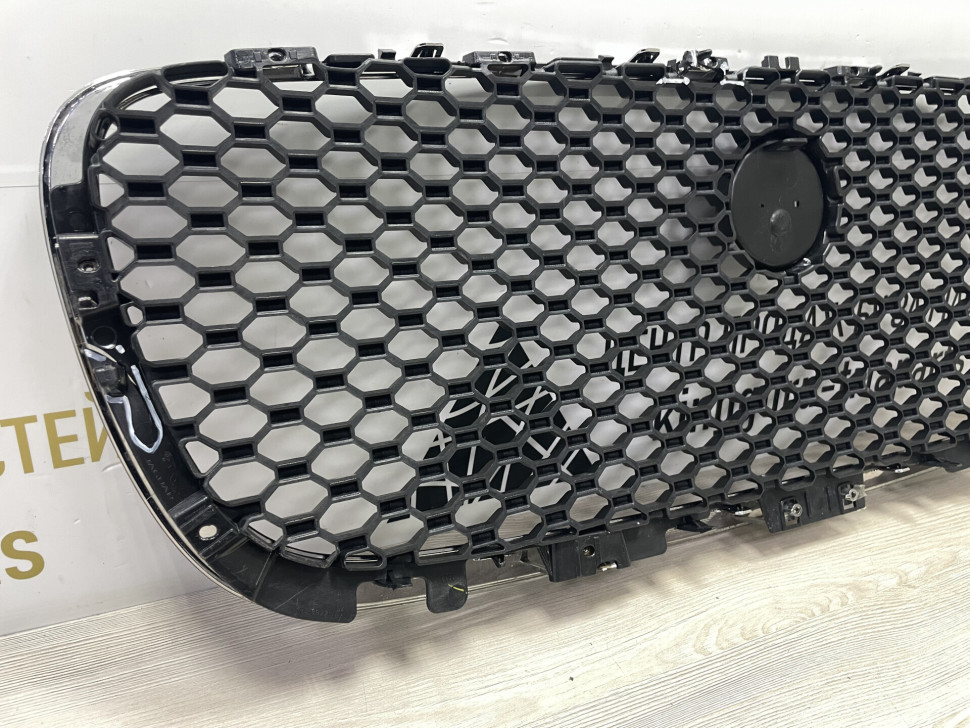 Решетка радиатора  (без хрома) Jaguar F-Pace oem HK83018K28AA ( мал.трещ)