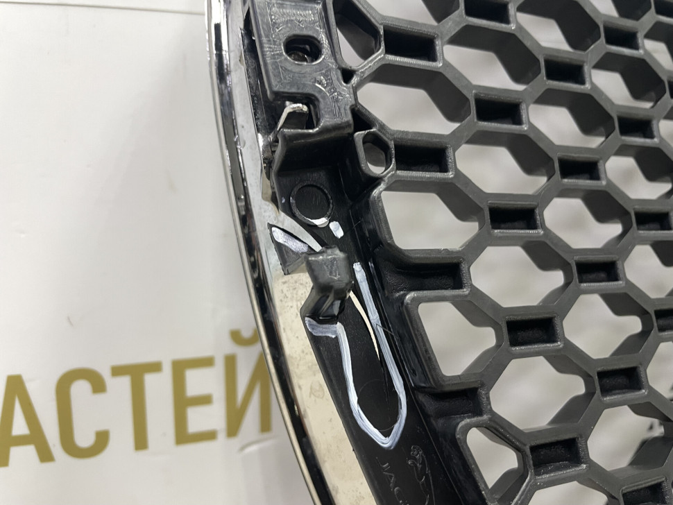 Решетка радиатора  (без хрома) Jaguar F-Pace oem HK83018K28AA ( мал.трещ)
