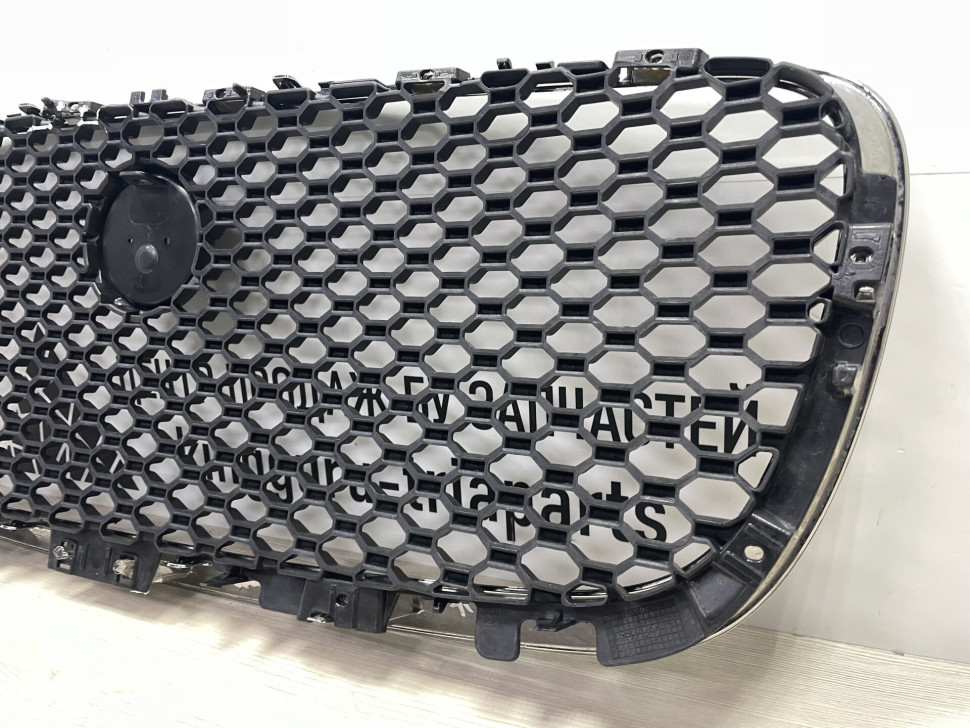 Решетка радиатора  (без хрома) Jaguar F-Pace oem HK83018K28AA ( мал.трещ)