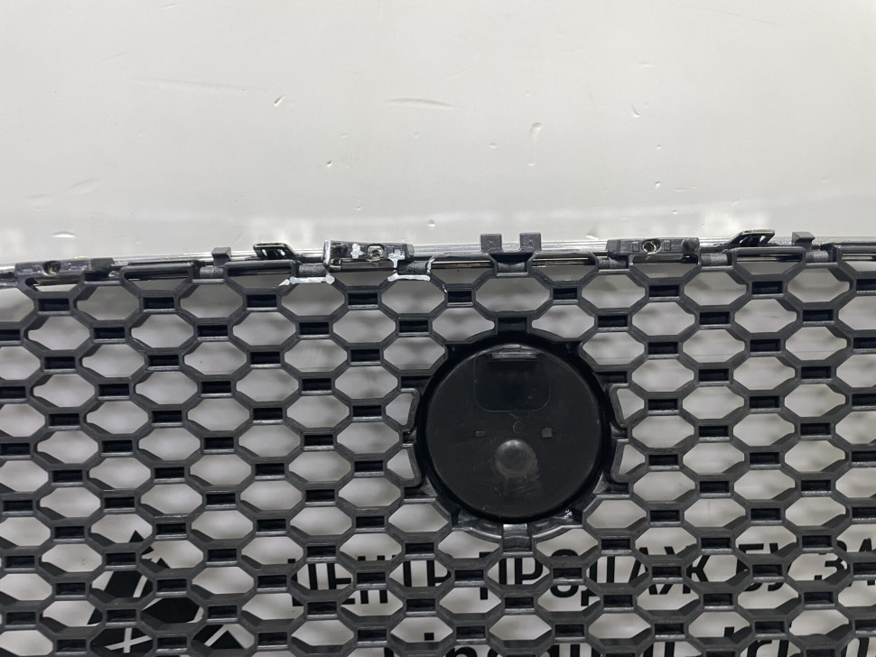 Решетка радиатора  (без хрома) Jaguar F-Pace oem HK83018K28AA ( мал.трещ)