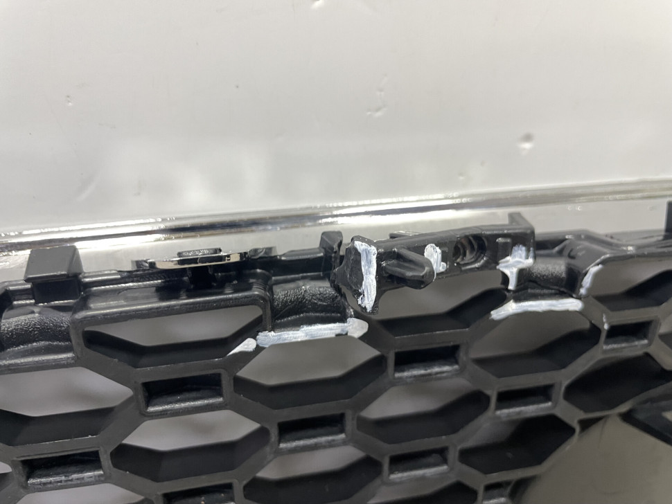 Решетка радиатора  (без хрома) Jaguar F-Pace oem HK83018K28AA ( мал.трещ)