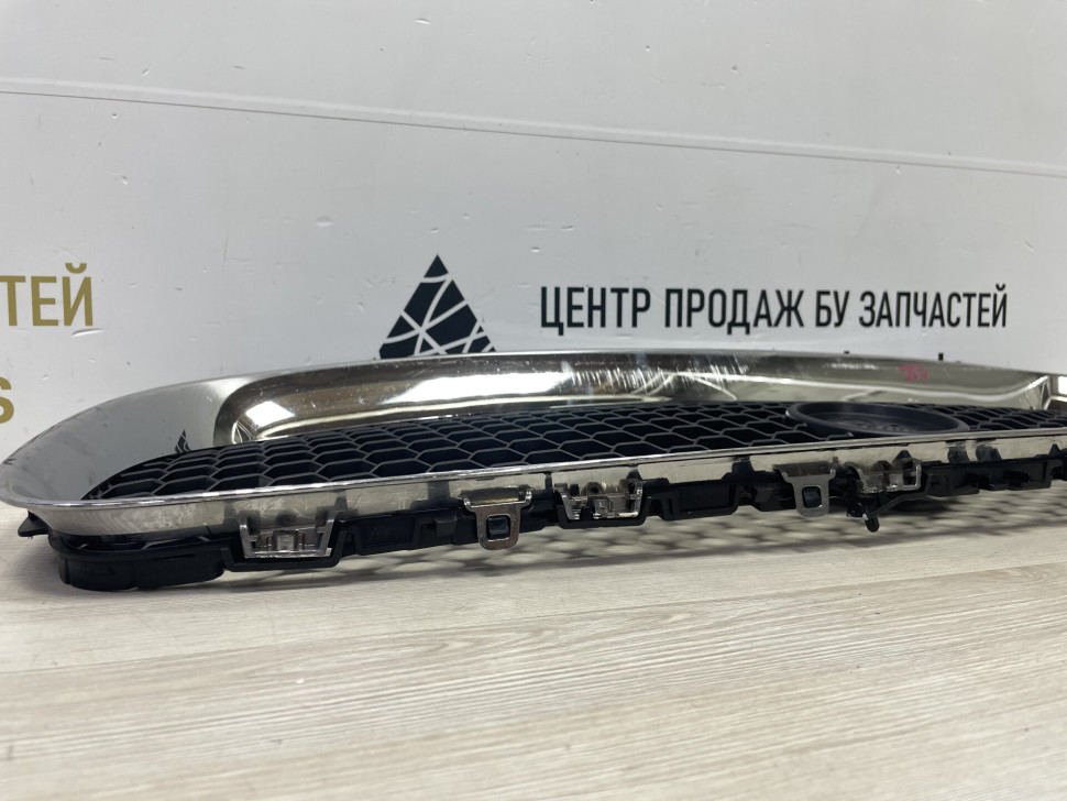 Решетка радиатора  (без хрома) Jaguar F-Pace oem HK83018K28AA ( мал.трещ)