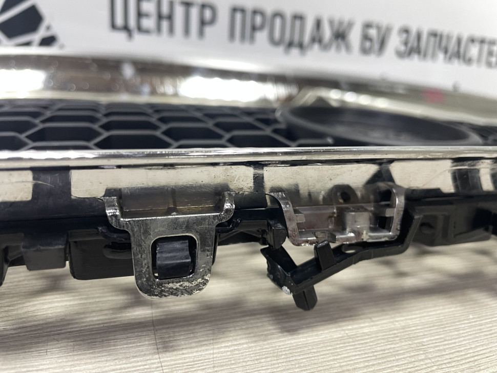 Решетка радиатора  (без хрома) Jaguar F-Pace oem HK83018K28AA ( мал.трещ)