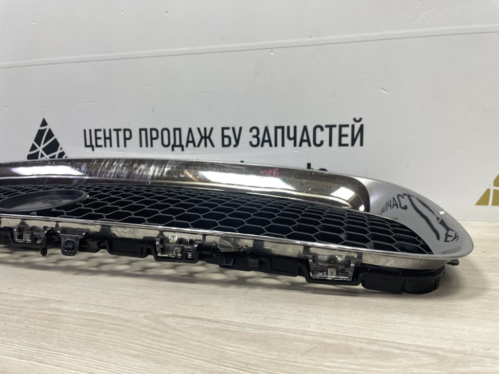 Решетка радиатора  (без хрома) Jaguar F-Pace oem HK83018K28AA ( мал.трещ)