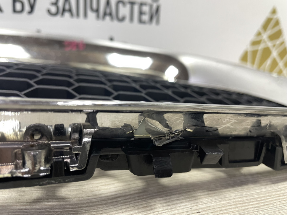 Решетка радиатора  (без хрома) Jaguar F-Pace oem HK83018K28AA ( мал.трещ)