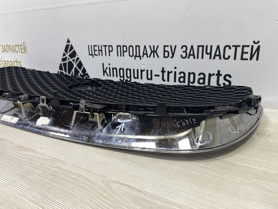 Решетка радиатора  (без хрома) Jaguar F-Pace oem HK83018K28AA ( мал.трещ)