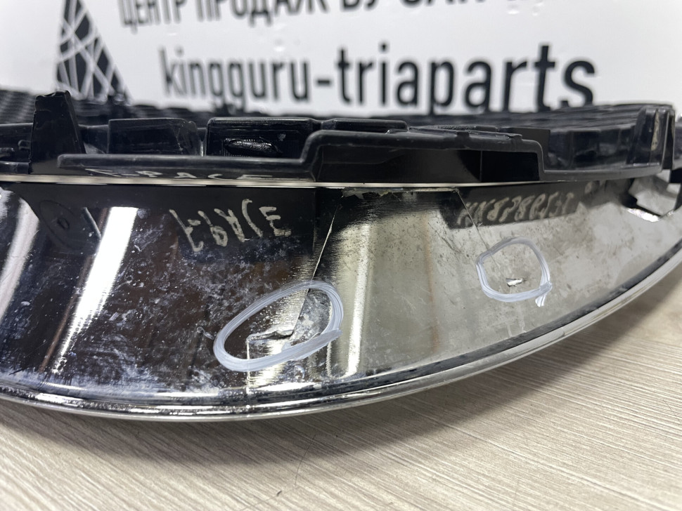Решетка радиатора  (без хрома) Jaguar F-Pace oem HK83018K28AA ( мал.трещ)