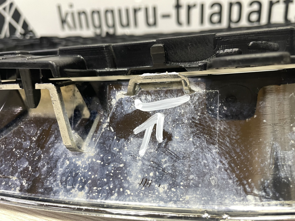 Решетка радиатора  (без хрома) Jaguar F-Pace oem HK83018K28AA ( мал.трещ)