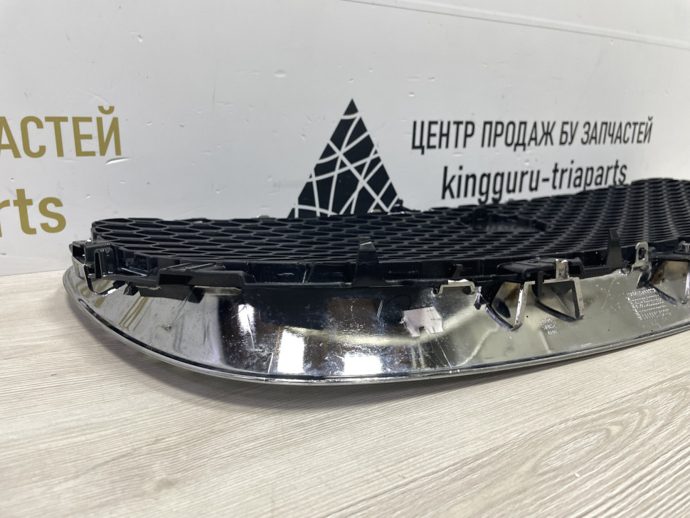 Решетка радиатора  (без хрома) Jaguar F-Pace oem HK83018K28AA ( мал.трещ)