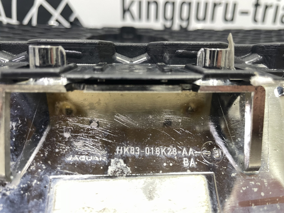 Решетка радиатора  (без хрома) Jaguar F-Pace oem HK83018K28AA ( мал.трещ)