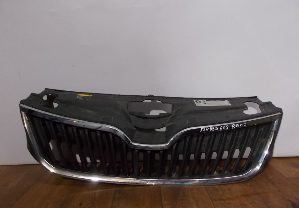 Решетка радиатора бу Skoda Rapid OEM 5JA853668