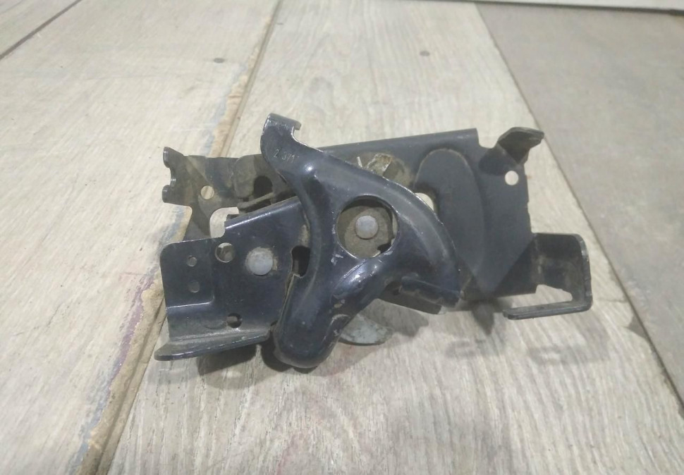 Замок капота правый бу BMW 2 F45 OEM 51237376975 Замок капота правый бу BMW 2 F45 OEM 51237376975