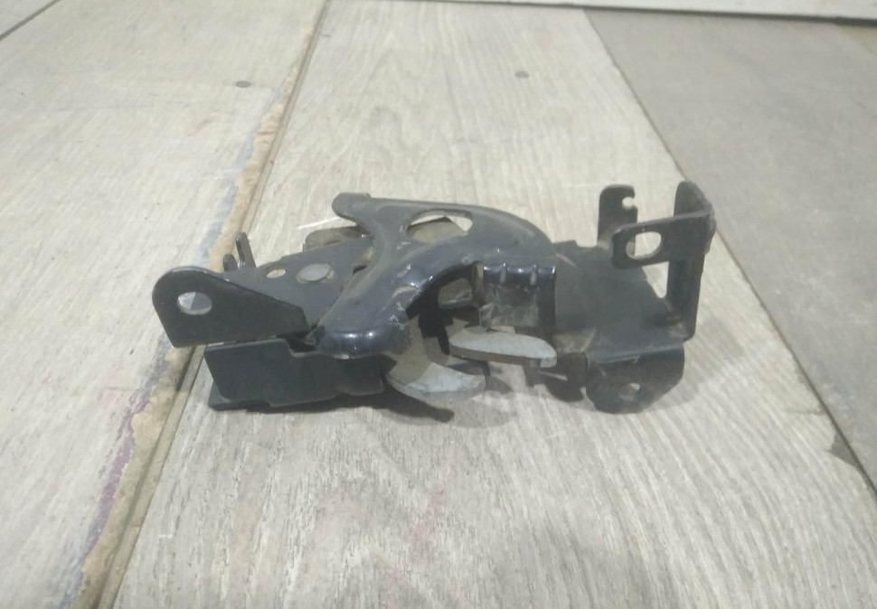 Замок капота правый бу BMW 2 F45 OEM 51237376975 Замок капота правый бу BMW 2 F45 OEM 51237376975