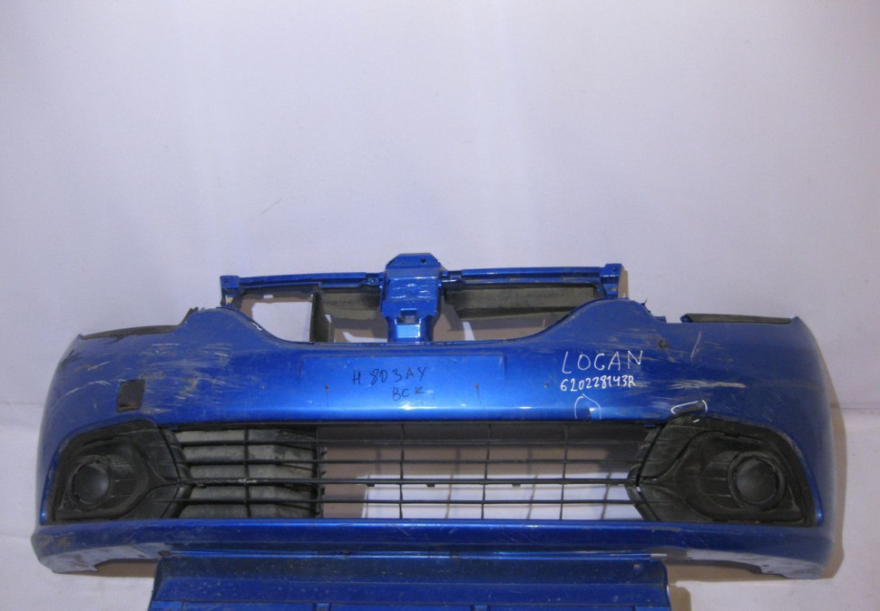 Бампер передний с решеткой Renault Logan 2 oem 620228143r (трещины) (скл-3) Бампер передний с решеткой Renault Logan 2 oem 620228143r (трещины) (скл-3)