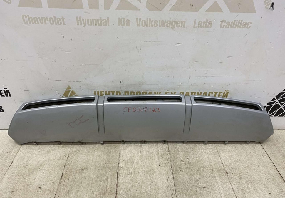 Накладка переднего бампера Skoda Octavia A7 Scout OEM 5E0807733