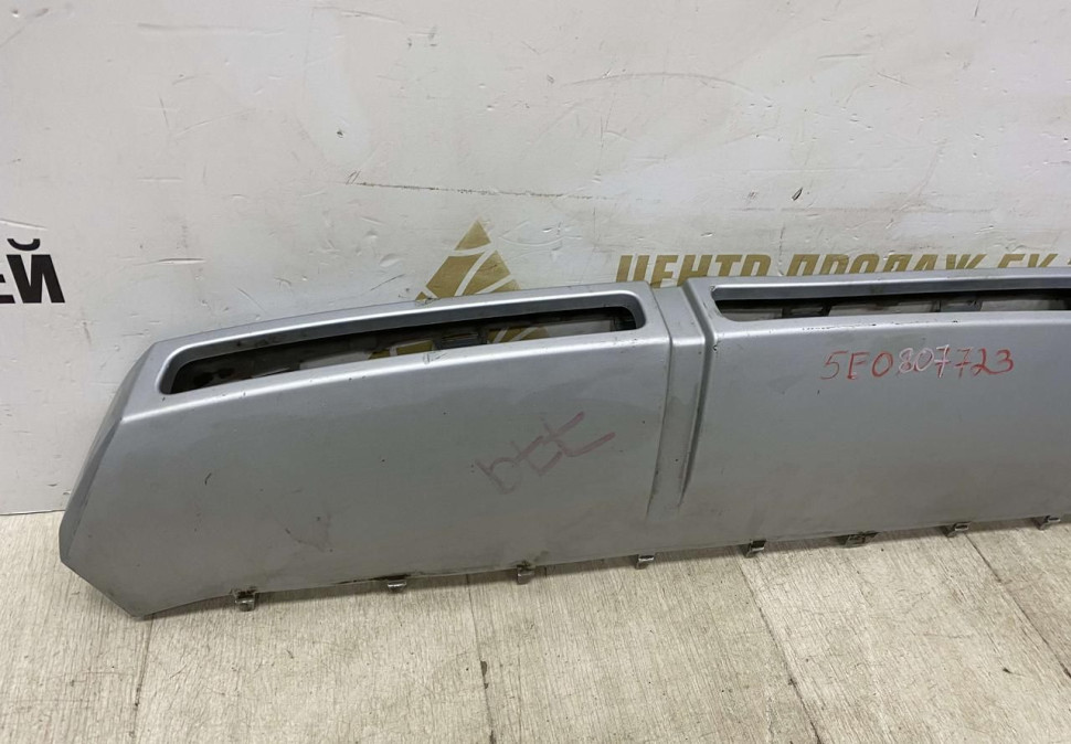 Накладка переднего бампера Skoda Octavia A7 Scout OEM 5E0807733
