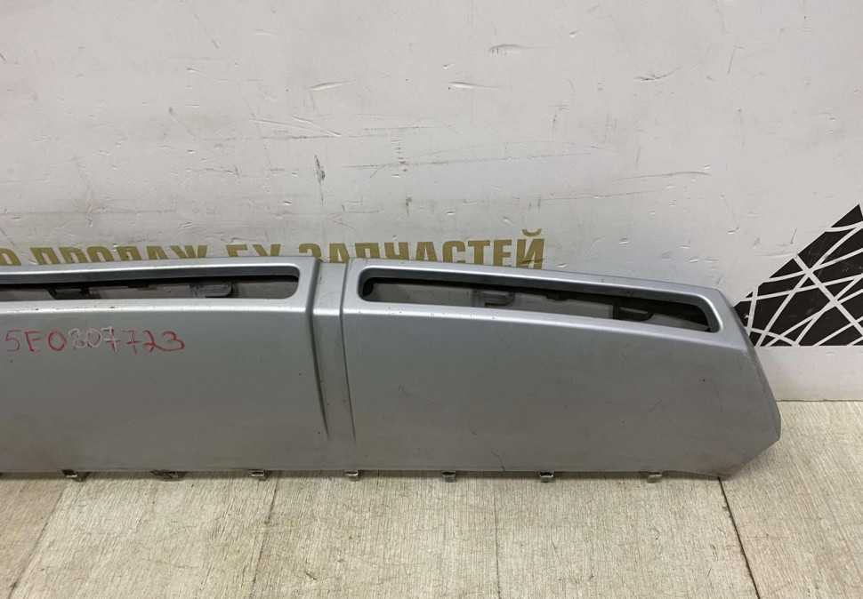 Накладка переднего бампера Skoda Octavia A7 Scout OEM 5E0807733