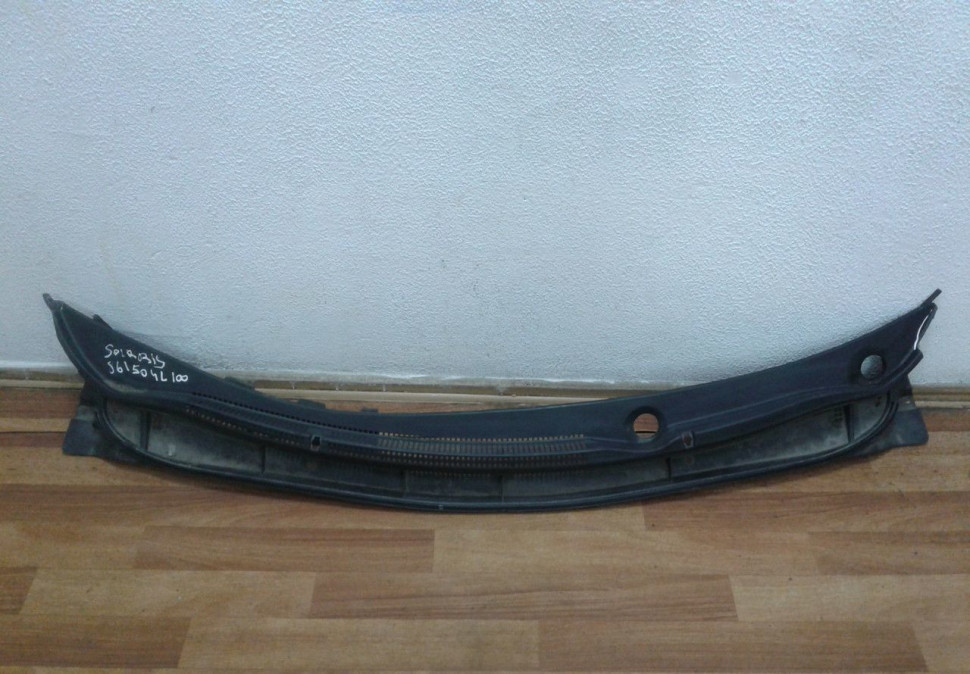 Накладка Жабо Hyundai Solaris 1 oem 861504l100 (слом. мал. часть)
