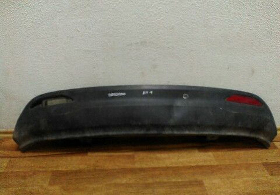 Спойлер заднего бампера Kia Rio 4 с катофотом потертость oem 866124y000