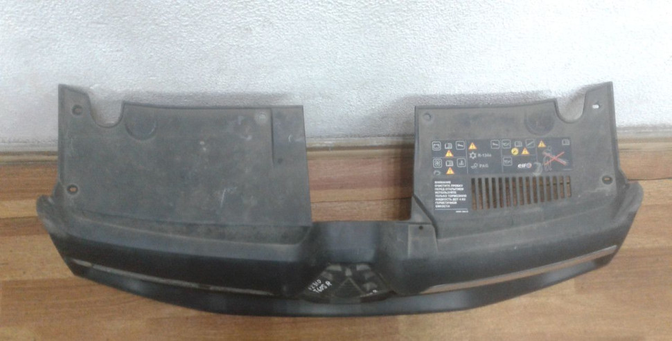 Решетка радиатора бу Renault Logan 2 OEM 623107605R Решетка радиатора бу Renault Logan 2 OEM 623107605R