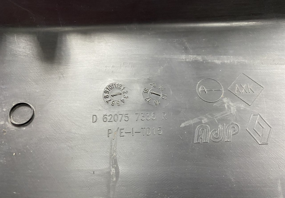 Молдинг переднего бампера правый Renault Sandero Stepway 2 OEM 620757336R Молдинг переднего бампера правый Renault Sandero Stepway 2 OEM 620757336R