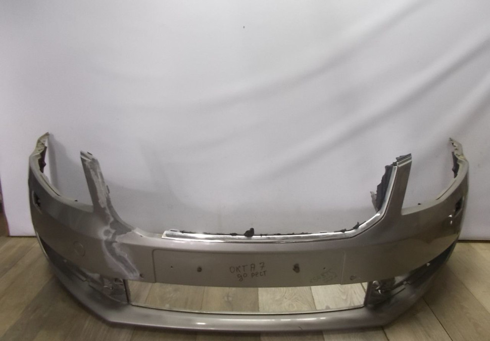 Бампер передний бу Skoda Octavia A7 OEM 5E0807221