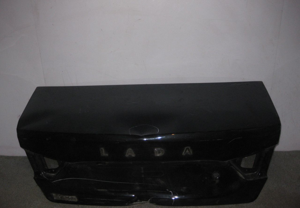 Крышка багажника Lada Vesta седан (вмятина) (скл-3)