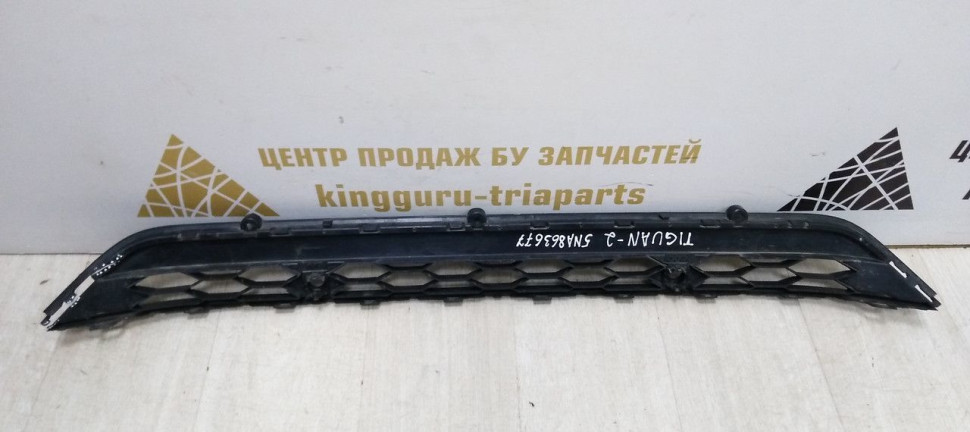 Решетка переднего бампера Volkswagen Tiguan 2 дорест 17-20 oem 5NA853677A
