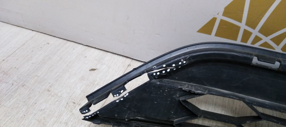 Решетка переднего бампера Volkswagen Tiguan 2 дорест 17-20 oem 5NA853677A