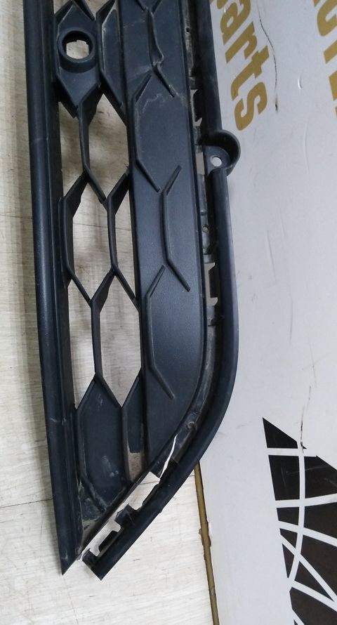 Решетка переднего бампера Volkswagen Tiguan 2 дорест 17-20 oem 5NA853677A