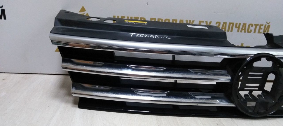 Решетка радиатора Volkswagen Tiguan 2 дорест 16-20 oem 5NA853653B