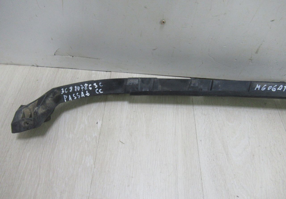 Кроншейн заднего бампера центральный Volkswage Passat CC Oem 3C8807863c