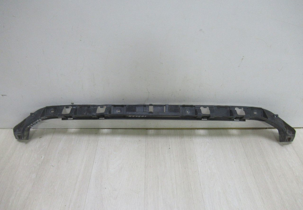 Кроншейн заднего бампера центральный Volkswage Passat CC Oem 3C8807863c