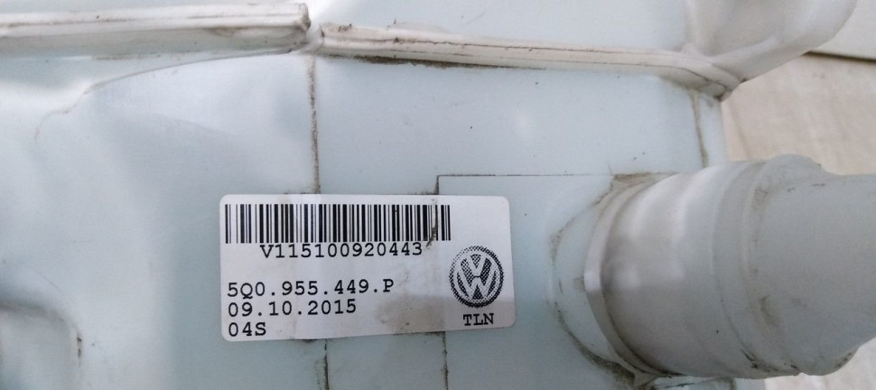 Бачок омывателя Volkswagen Golf 7 oem 5q0955449p