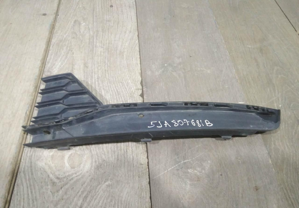 Решетка бампера левая бу Skoda Rapid рестайлинг OEM 5JA807681B