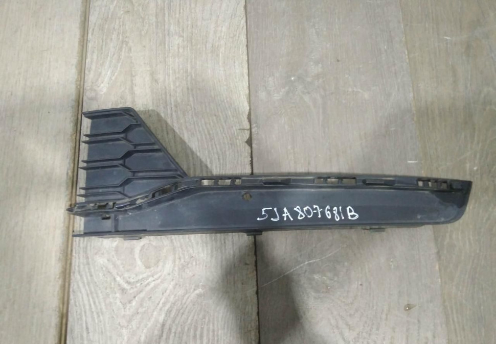 Решетка бампера левая бу Skoda Rapid рестайлинг OEM 5JA807681B