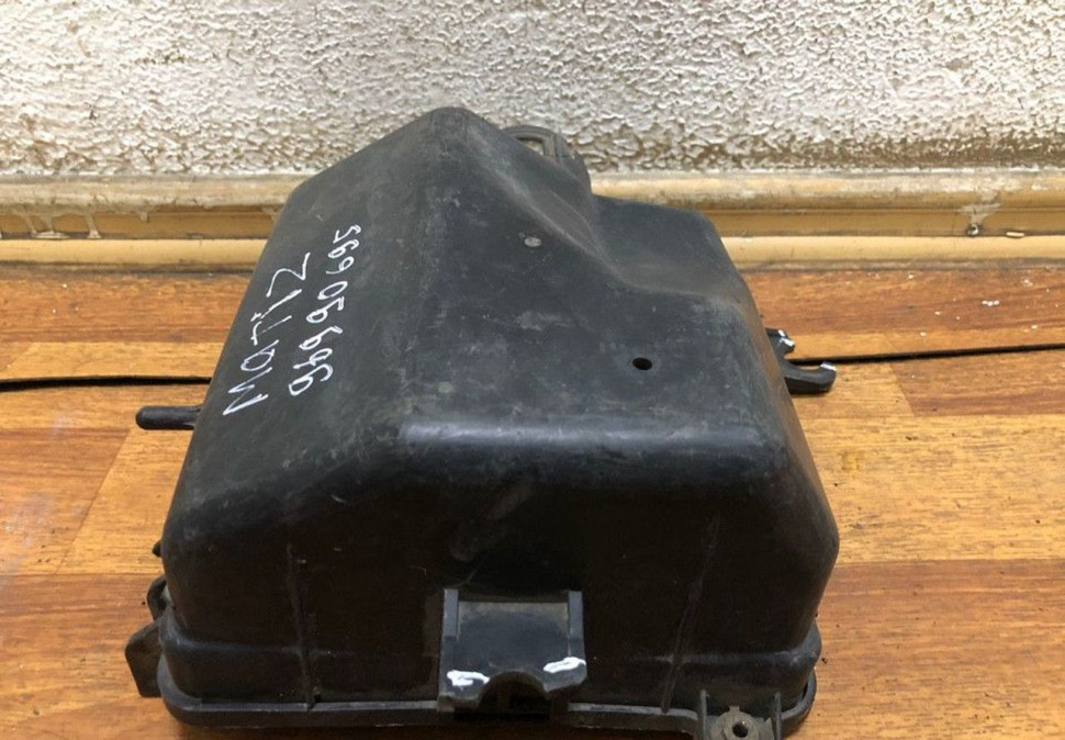 Корпус воздушного фильтра Daewoo matiz  (06>) oem 96990695(слом.1креп.)(трещина) (скл-3)