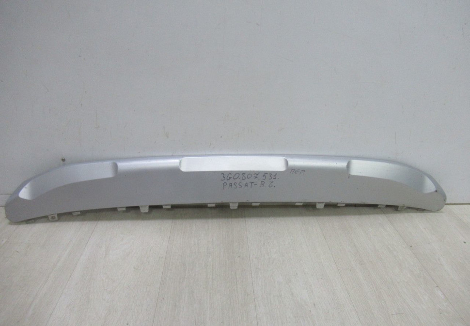 Накладка переднего бампера Volkswagen Passat B8 oem 3g0807531