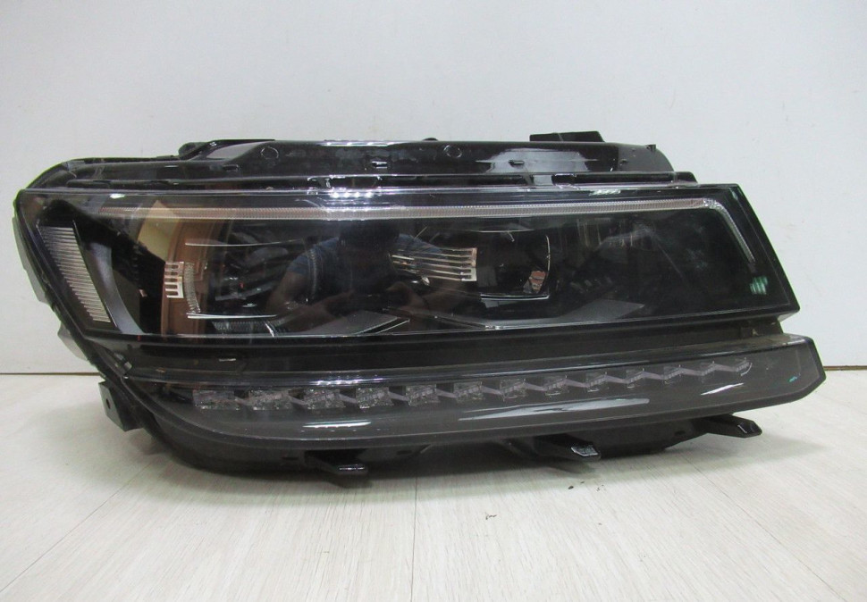 Фара правая (LED) Volkswagen Tiguan 2 oem 5NB941082D (слом.3 крепл)