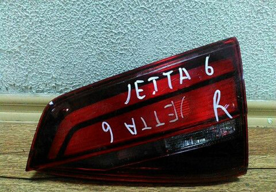 Фонарь правый внутренний Volkswagen Jetta 6 oem 5c6945094