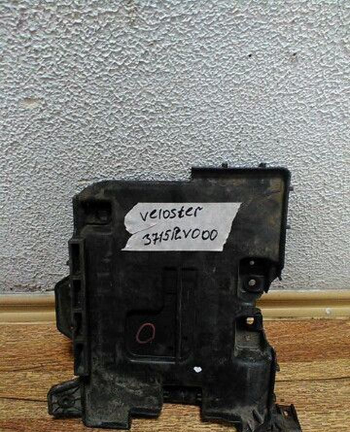Площадка под АКБ Hyundai Veloster сломано крепление oem 371512v000