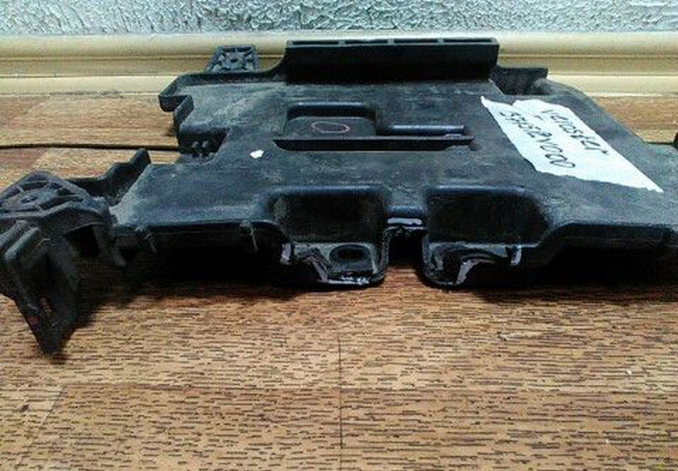 Площадка под АКБ Hyundai Veloster сломано крепление oem 371512v000