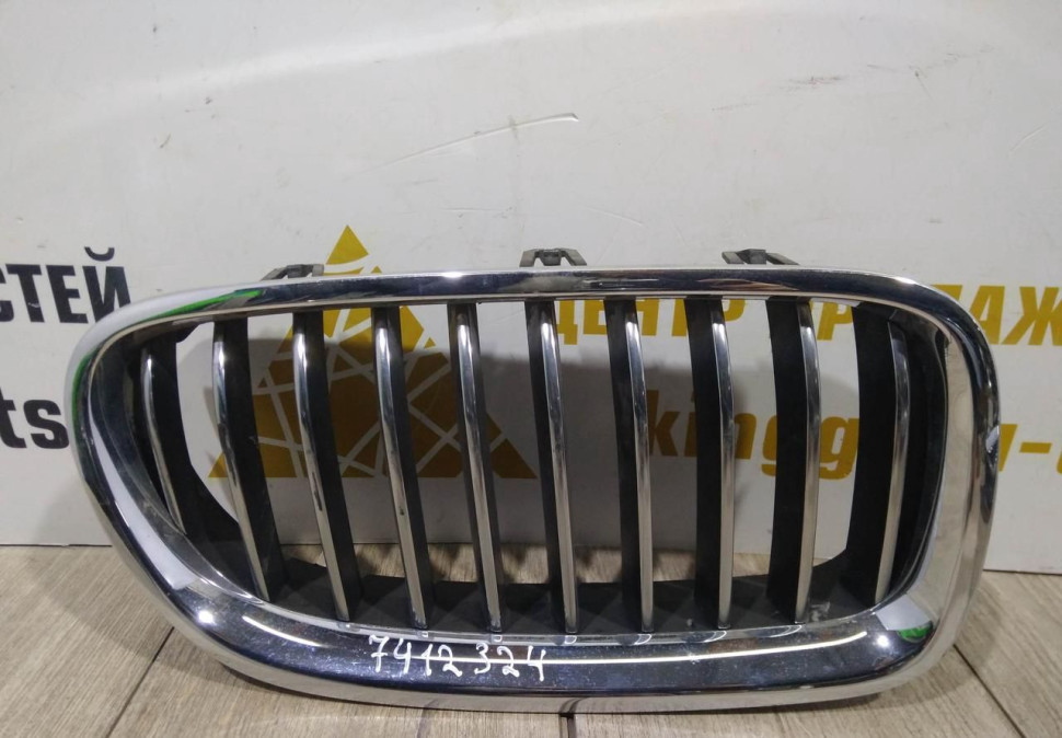 Решетка радиатора правая бу BMW 5 F10 OEM 51137412324