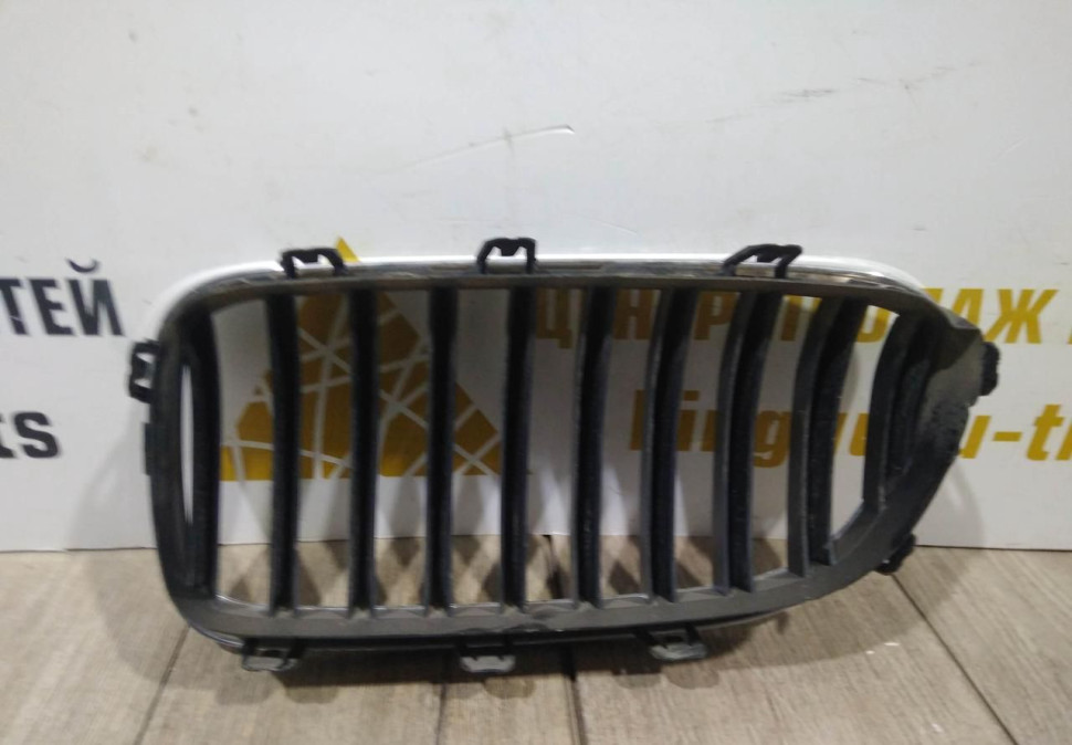 Решетка радиатора правая бу BMW 5 F10 OEM 51137412324